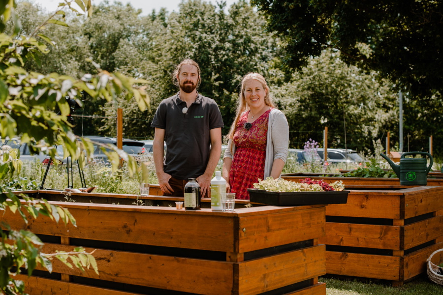 Mark Beenen, EMIKO, und Jen, Gartengemüsekiosk.de, beim Bepflanzen des Hochbeets in Meckenheim Mark Beenen, EMIKO, und Jen, Gartengemüsekiosk.de, beim Bepflanzen des Hochbeets in Meckenheim