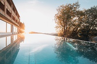 Infinity-Outdoorpool im Herbst (Naturhotel Bauernhofer)