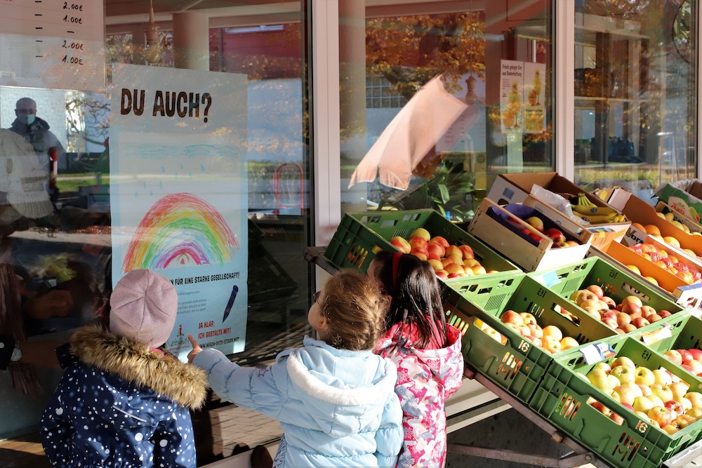 Die Mädchen sind stolz auf ihr Plakat zum Internationalen Tags der Kinderrechte (20.11.). (Bildquell