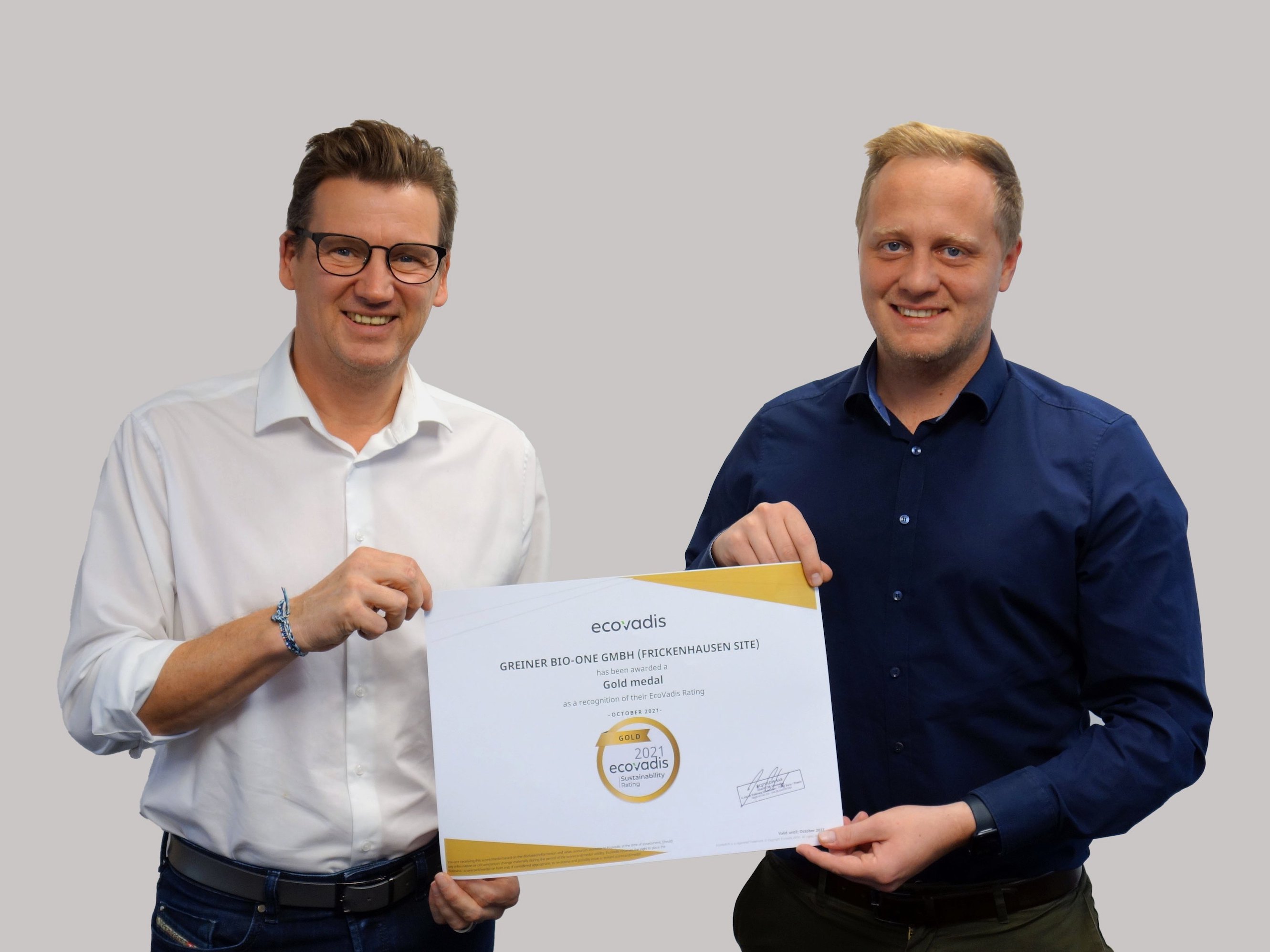 Geschäftsführer Jakob Breuer (li.) und Sustainability Manager Moritz Dörr mit dem Gold-Zertifikat (B Geschäftsführer Jakob Breuer (li.) und Sustainability Manager Moritz Dörr mit dem Gold-Zertifikat (B