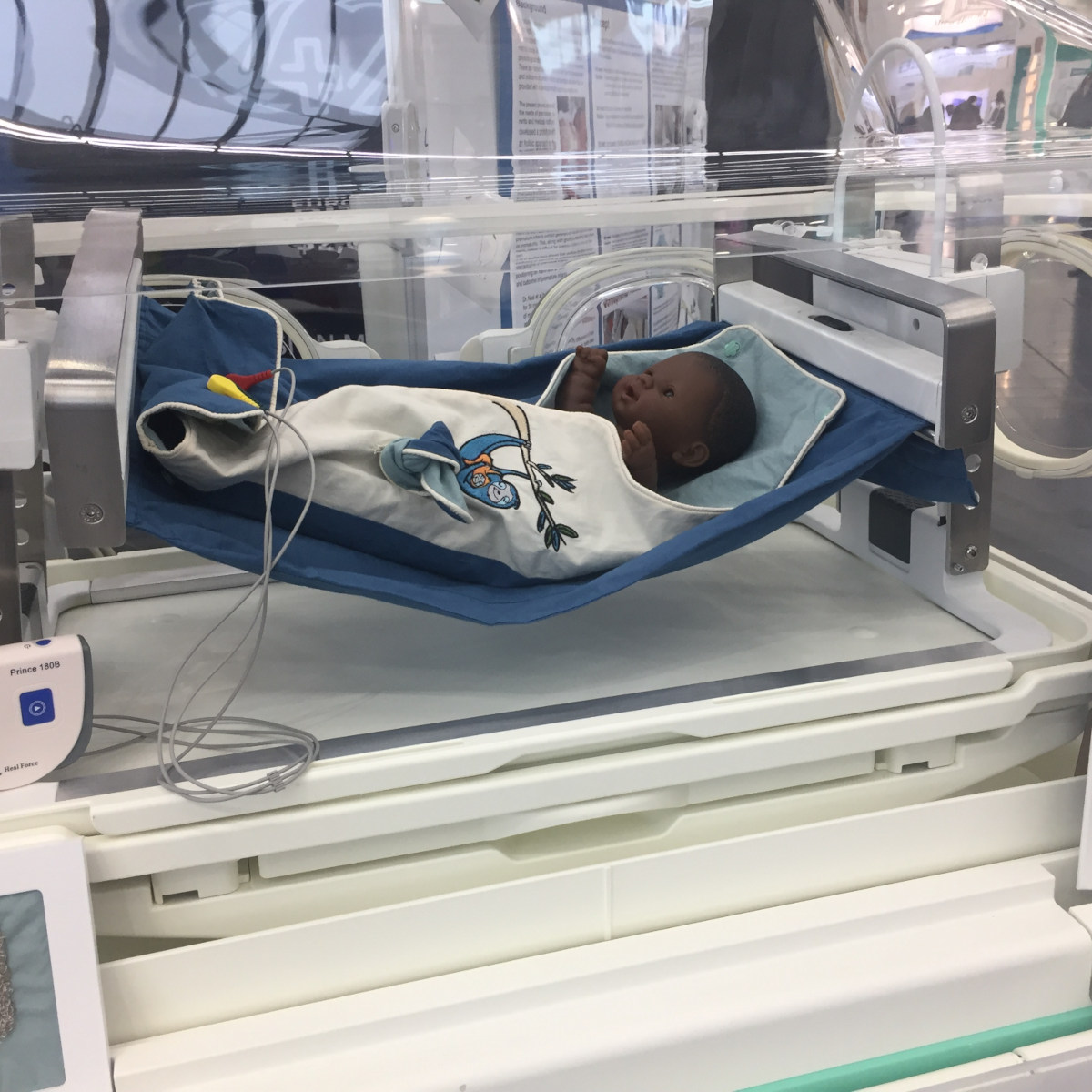 Prototyp einer patentierten Frühgeborenenhängematte im Inkubator