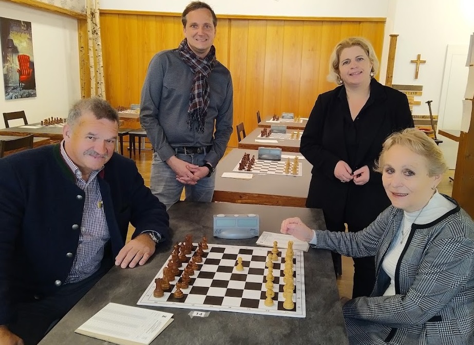 Ruzena Pribylova (rechts) war mit 3,5 Punkten aus 7 Partien beste Dame beim 23. Bad Griesbach-Open ( Ruzena Pribylova (rechts) war mit 3,5 Punkten aus 7 Partien beste Dame beim 23. Bad Griesbach-Open (