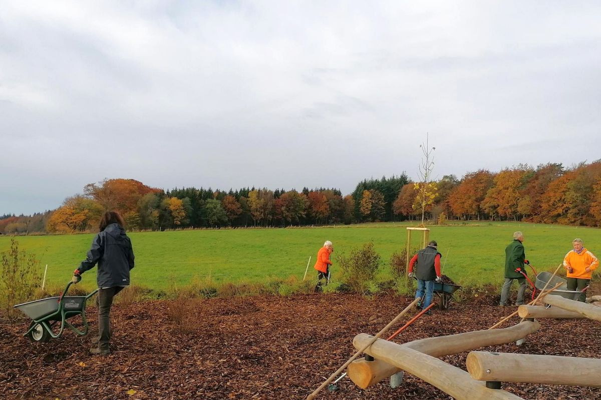 Odenwald-Institut. Die Mitglieder der Scharbacher Chöre setzten 200 Pflanzen und verteilten 38 Kubik