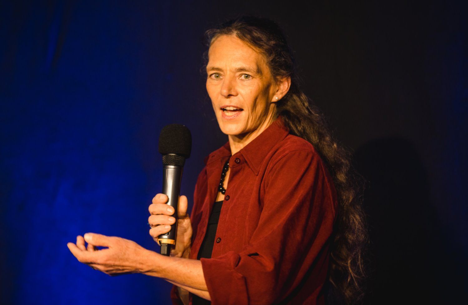 Beim Speaker Slam ließNicole Luzar ihrer Energie freien Lauf. (Bildquelle: @Dominik Pfau) Beim Speaker Slam ließNicole Luzar ihrer Energie freien Lauf. (Bildquelle: @Dominik Pfau)