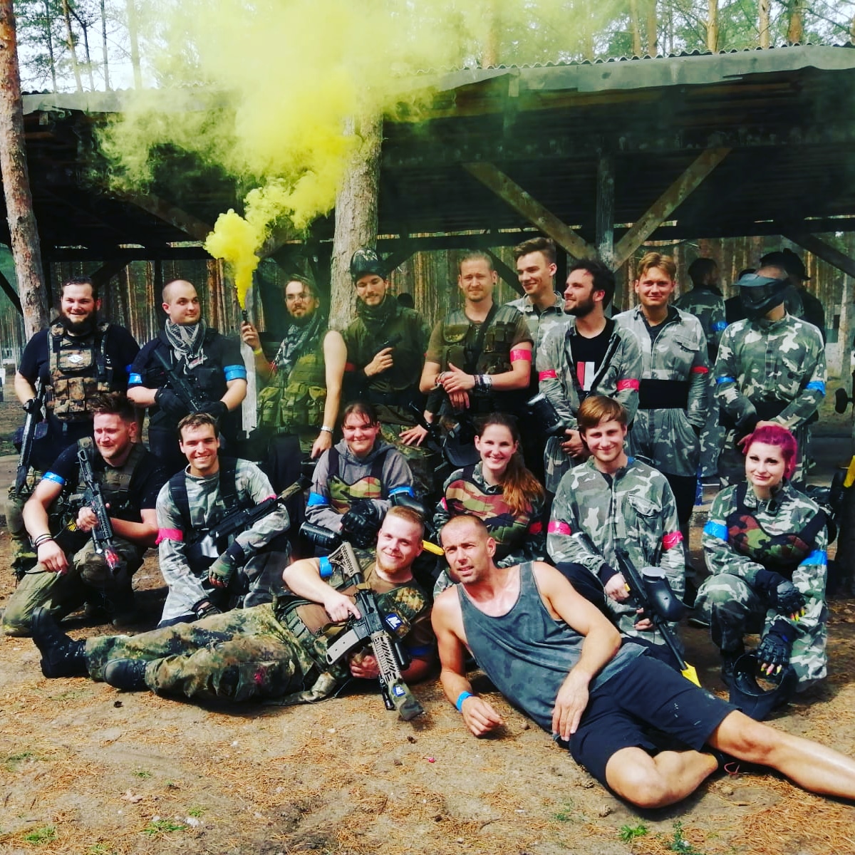 Paintballspieler beim gemeinsamen Gruppenfoto