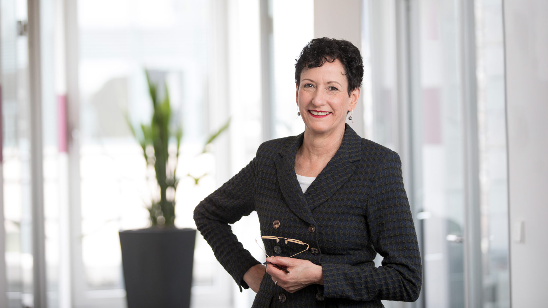 Carmen Abrahamüber eine kraftvolle Positionierung und die Karriere im eigenen Unternehmen. Carmen Abrahamüber eine kraftvolle Positionierung und die Karriere im eigenen Unternehmen.