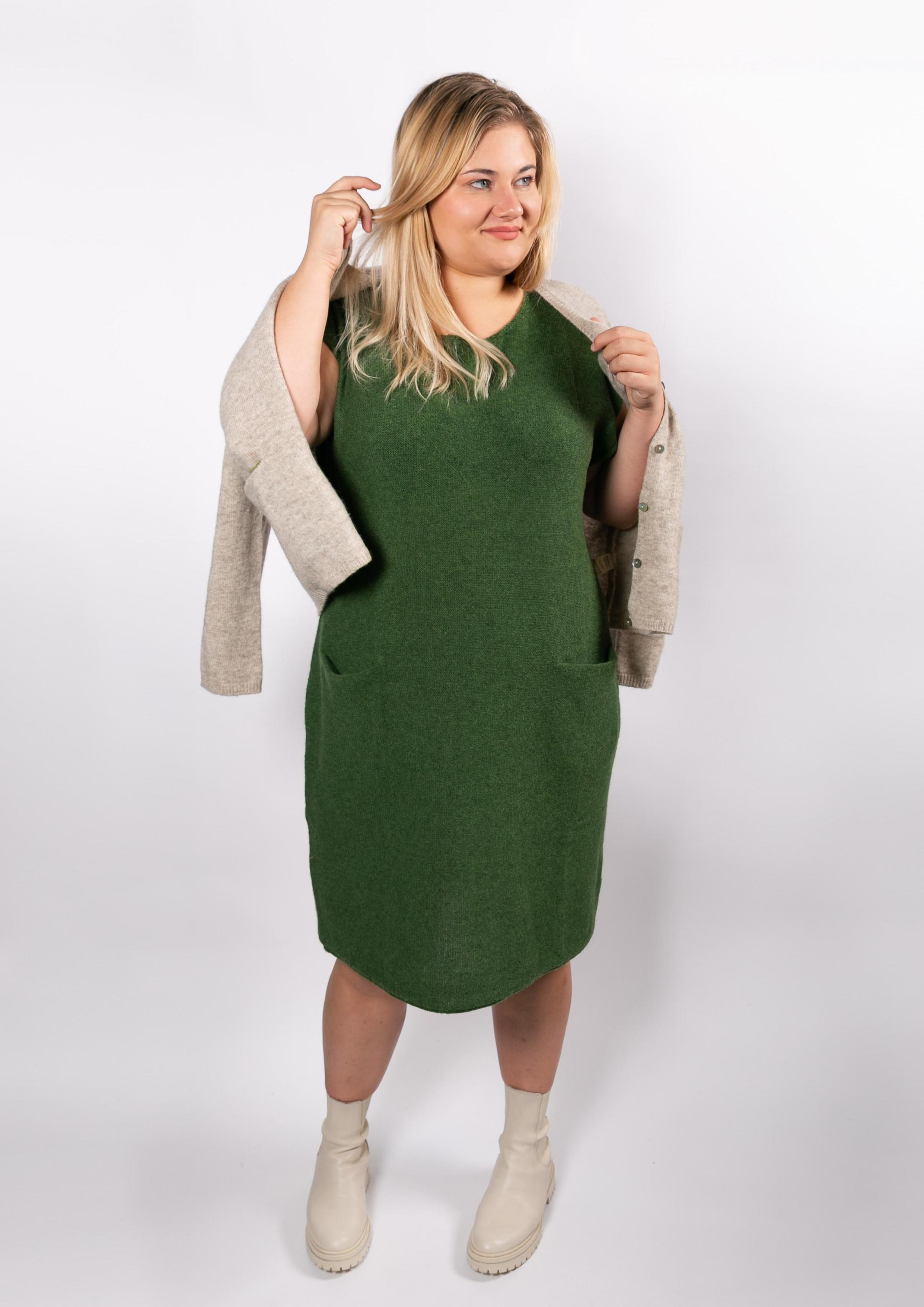 Strickkleid und Weste von Gudrun Sjoeden | Credit: PlusPerfekt.de