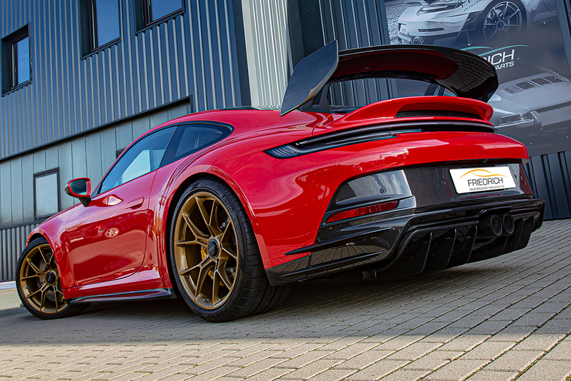 Der Porsche 992 GT3 mit Carbon-Verkleidung hebt sich von edel von der Masse ab.