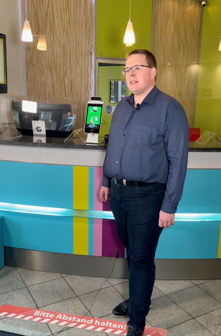 Sebastian Horn, Direktor des ibis Styles Hamburg Alster City testet den Covid-Doorman
