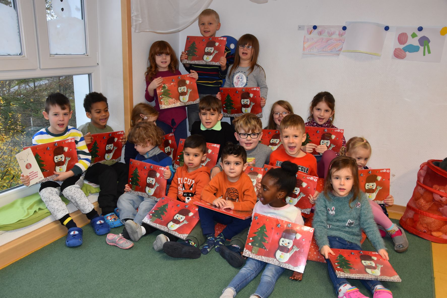 Die fröhlichen Kinder des VKJ mit ihren GFOS-Adventskalendern (Bildquelle: @ Mareike Schulz) Die fröhlichen Kinder des VKJ mit ihren GFOS-Adventskalendern (Bildquelle: @ Mareike Schulz)