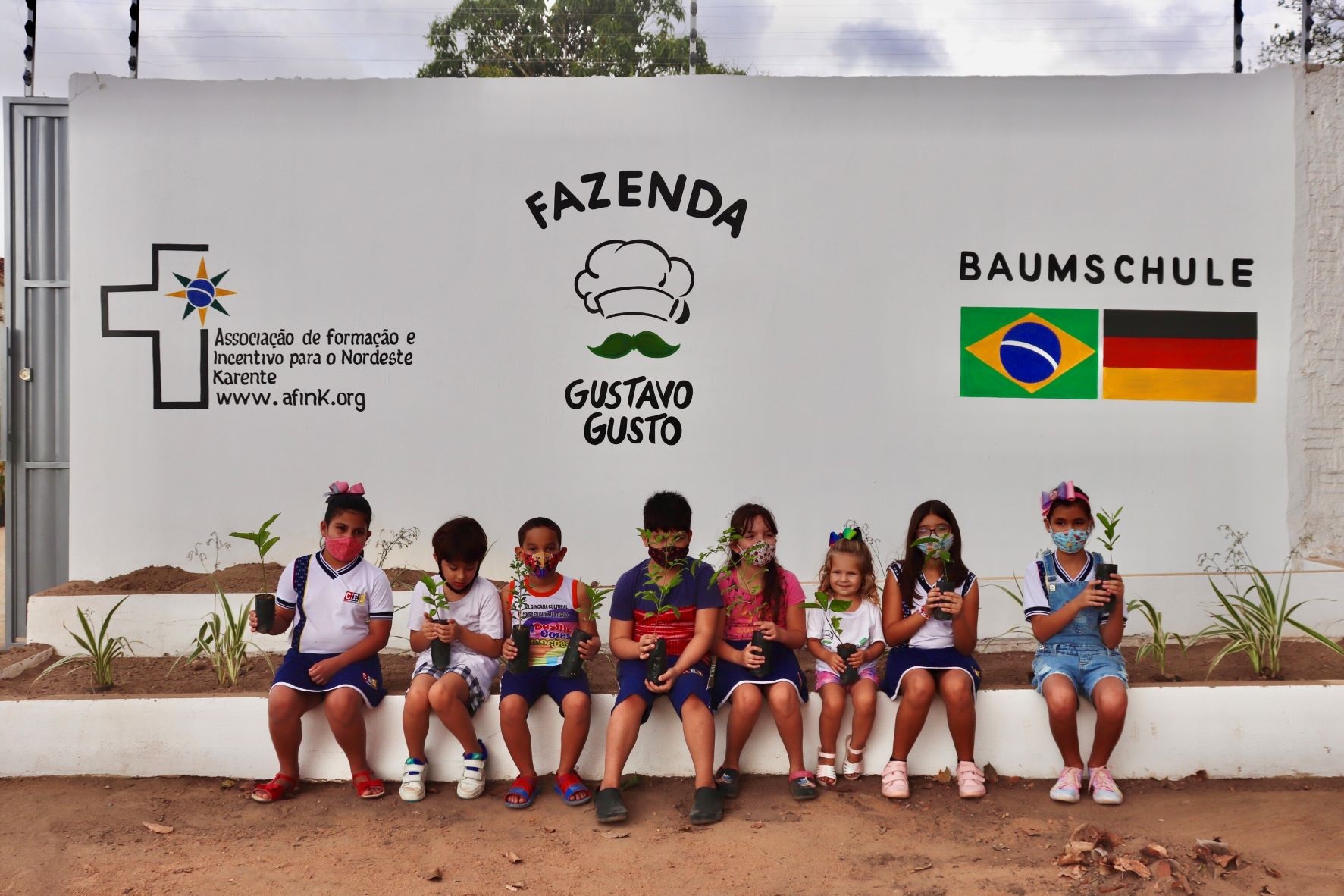 Die Kinder der Mitarbeiter/innen in der Baumschule Gustavo Gusto in Brasilien