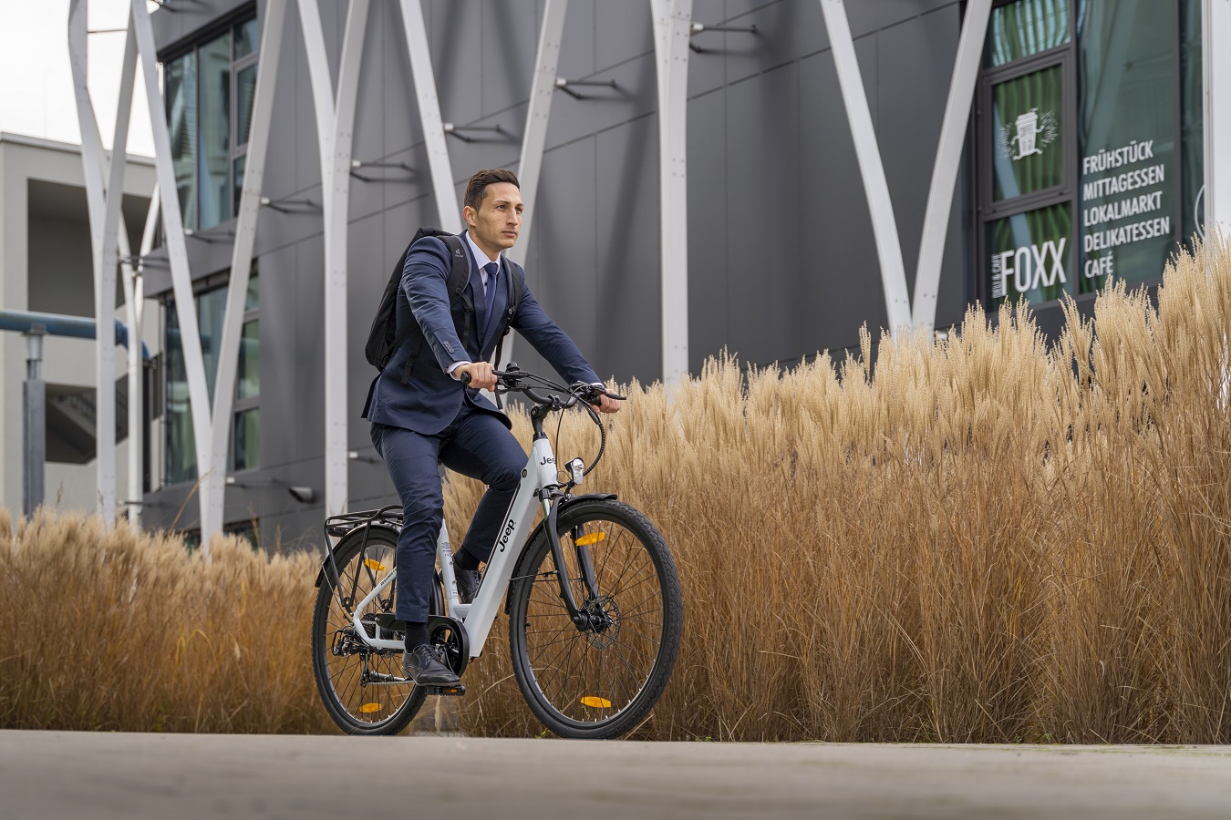 Das Jeep Trekking E-Bike TLR 7020 ist in jeder Altersgruppe beliebt und auch als Dienstrad geeignet. Das Jeep Trekking E-Bike TLR 7020 ist in jeder Altersgruppe beliebt und auch als Dienstrad geeignet.