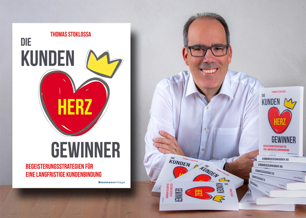 Thomas Stoklossa mit seinem Buch"Die KundenHerzGewinner" (Bildquelle: Franz Dilger, der fotograf)