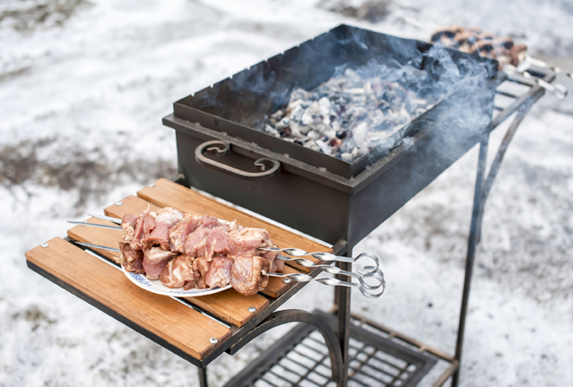 Ein sicherer Standort für den Grill, ist im Winter besonders wichtig. (Bildquelle: ERGO Group)