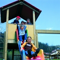 Kinder auf Rutsche
