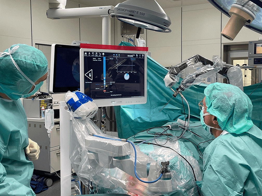 Prof. Thomas Klenzner und Roboter„HEARO®“im Einsatz bei Deutschlands erster computergestütze CI-Op (Bildquelle:©MED-EL) Prof. Thomas Klenzner und Roboter„HEARO®“im Einsatz bei Deutschlands erster computergestütze CI-Op (Bildquelle:©MED-EL)