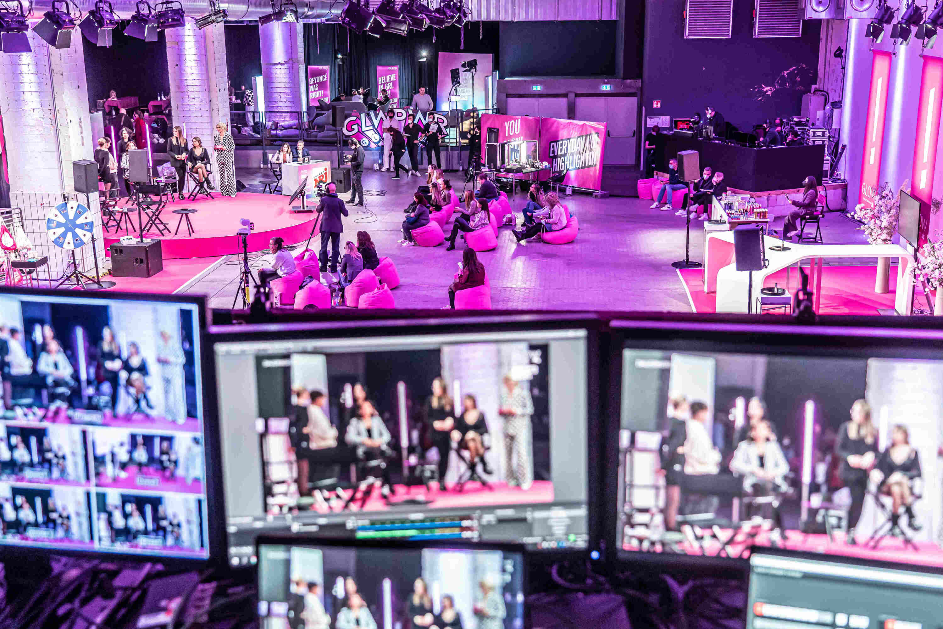 Bei der GLOW by dm Live–MAKE ME GLOW kam am 2. Dezember echtes Convention Feeling auf (Bildquelle: SHINE Conventions) Bei der GLOW by dm Live–MAKE ME GLOW kam am 2. Dezember echtes Convention Feeling auf (Bildquelle: SHINE Conventions)