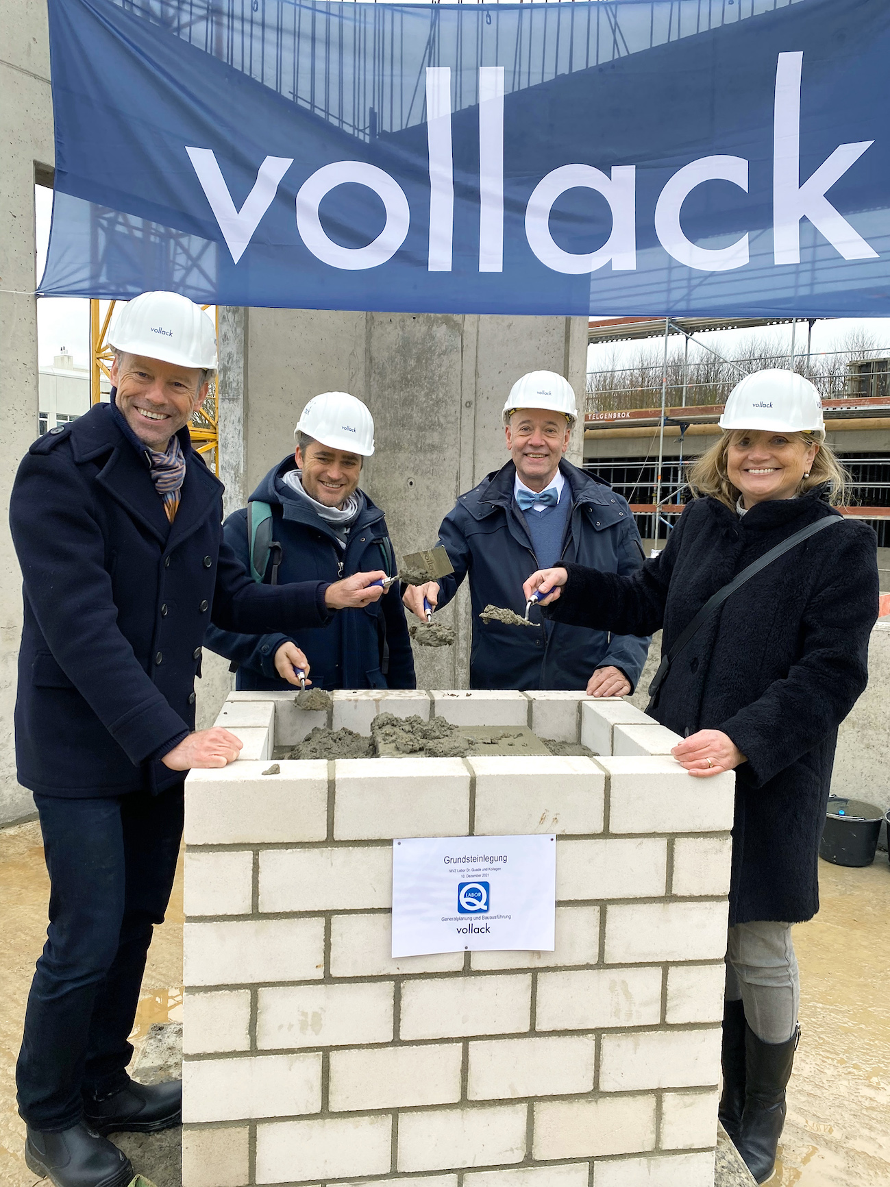 Große Freude bei der Grundsteinlegung für das neue Labor von Labor Dr. Quade& Kollegen in Köln. (Bildquelle: Vollack) Große Freude bei der Grundsteinlegung für das neue Labor von Labor Dr. Quade& Kollegen in Köln. (Bildquelle: Vollack)