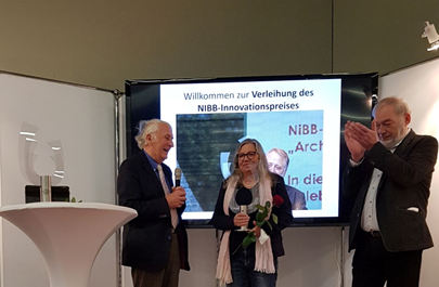 Joachim Bader (links) und Eberhard Kübel übergaben den NiBB-Innovationspreis an Helga König