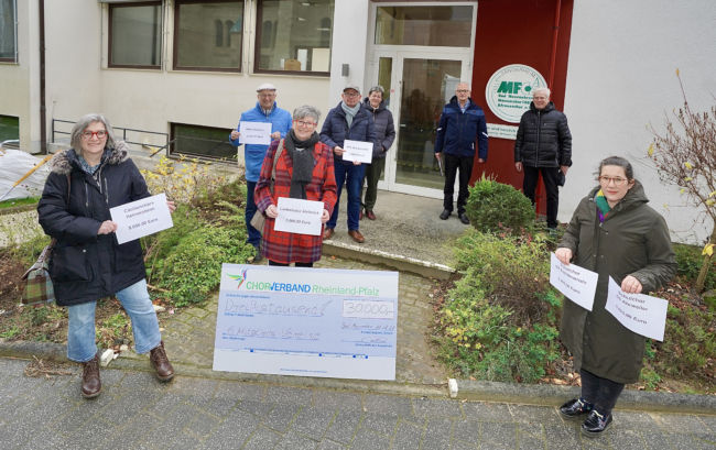 CV-RLP-Schatzmeister Franz-Jürgen Mörs (h.l)übergab 30.000 Euro an betroffene Chöre im Ahrtal. (Bildquelle: Klaus Geck / KCV Ahrweiler)