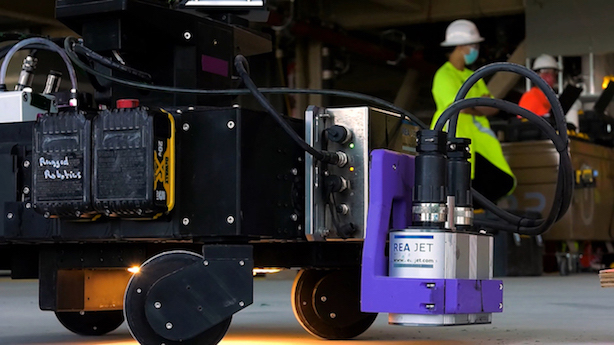 Autonome Roboter mit REA-Großschrift-Tintenstrahldruckernübertragen Architektenpläne auf Beton.