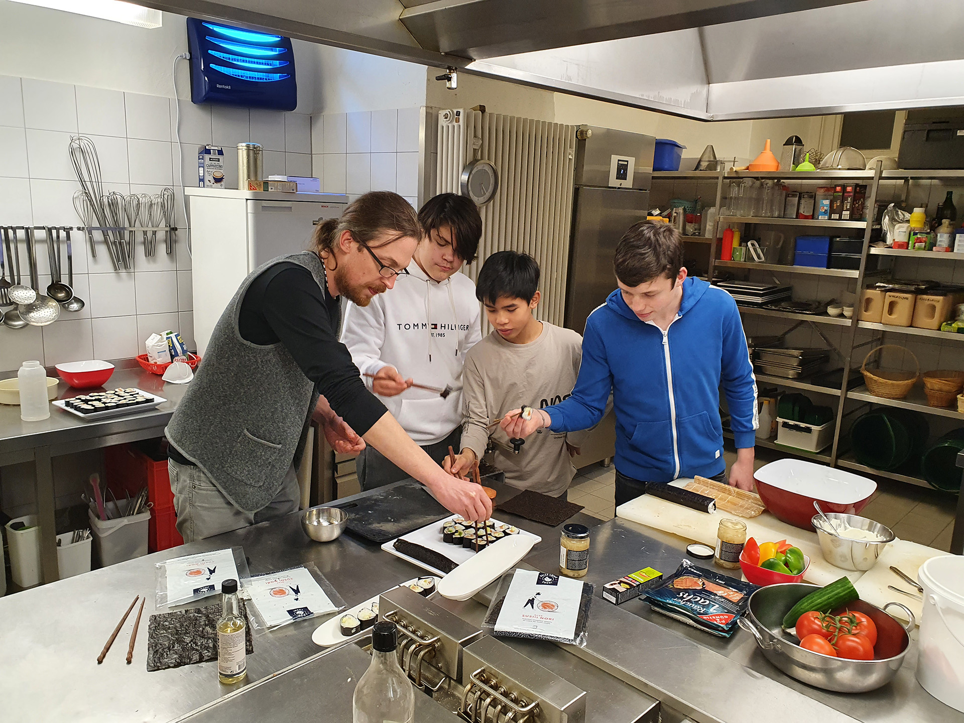 Zubereitung von Sushi als Koch-Event auf Internat SchloßWittgenstein