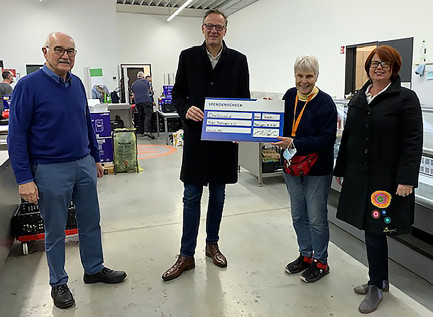 Marcus Vogel überreicht den Scheck an Ingrid Bauer, 1. Vorsitzende der Tafel Ratingen e.V.. Marcus Vogel überreicht den Scheck an Ingrid Bauer, 1. Vorsitzende der Tafel Ratingen e.V..