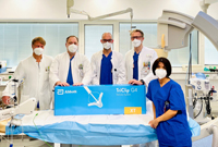 Das Team der Abteilung für strukturelle Herzkrankheiten mit dem Katheterset. Das Team der Abteilung für strukturelle Herzkrankheiten mit dem Katheterset.
