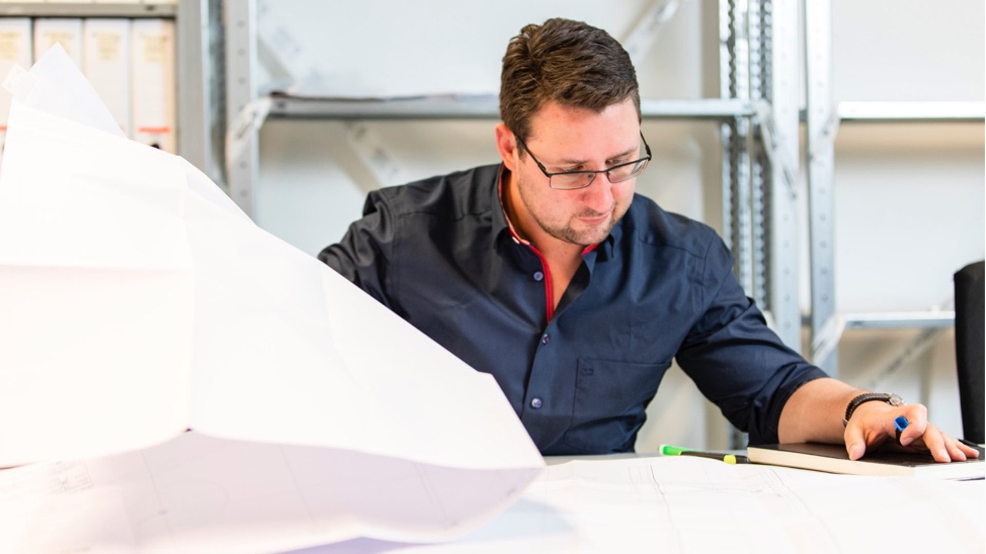 Tobias Potz, Experte für Gebäudeautomation und -technik,über Sonnenschutzlösungen und ihre Funktion Tobias Potz, Experte für Gebäudeautomation und -technik,über Sonnenschutzlösungen und ihre Funktion