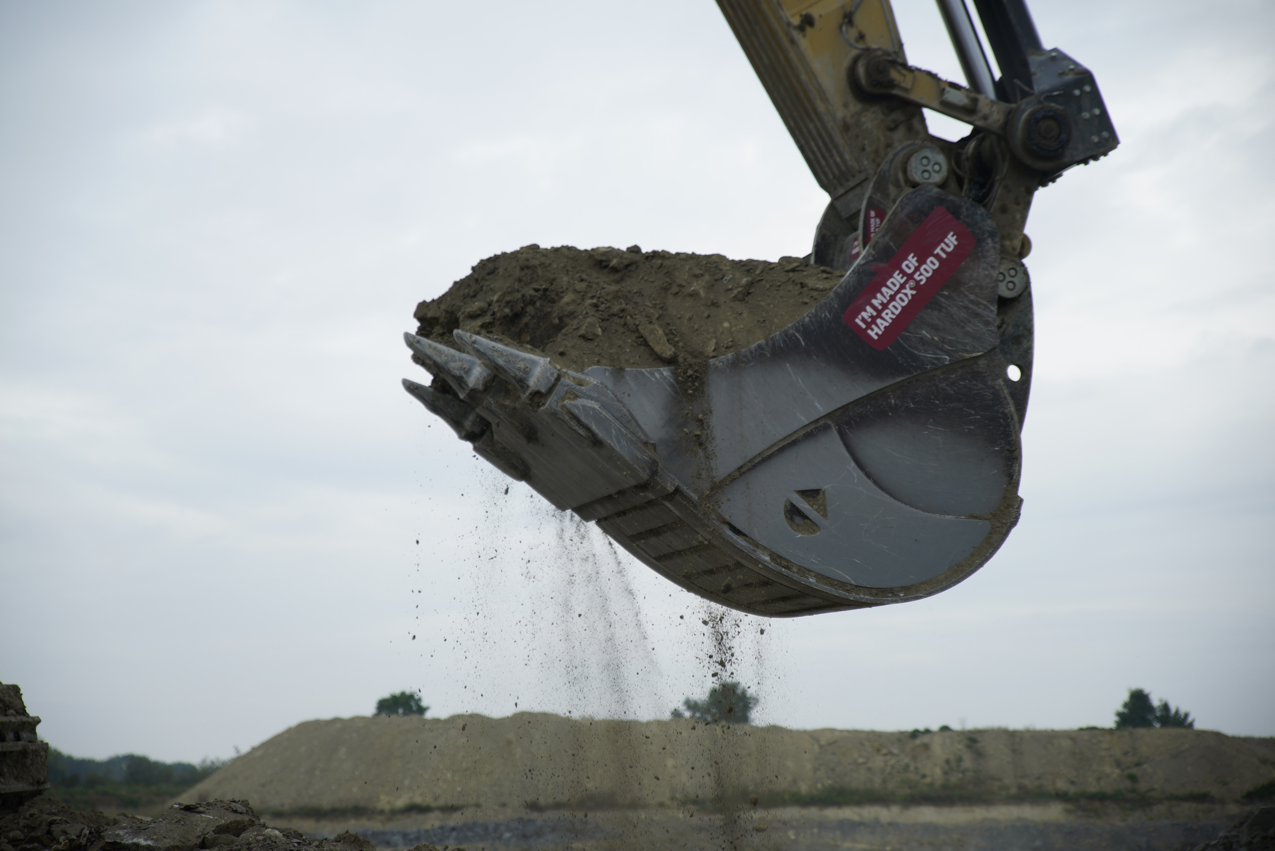 Hardox®500 Tuf stellt bei Baggerlöffeln von Resch-Ka-Tec hohe Standzeiten sicher. Hardox®500 Tuf stellt bei Baggerlöffeln von Resch-Ka-Tec hohe Standzeiten sicher.