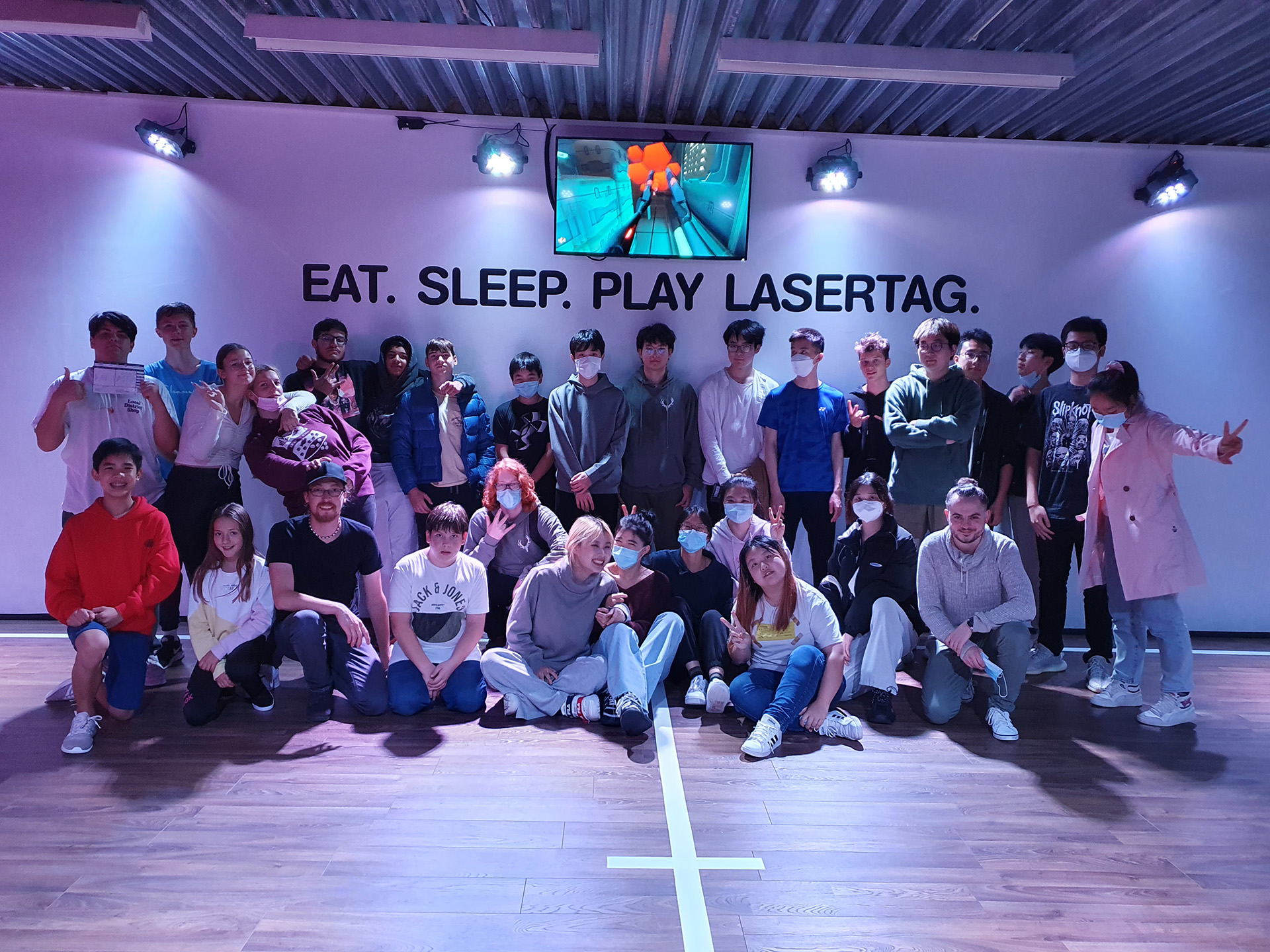 Schüler*innen des Internats SchloßWittgenstein zu Besuch in einer Lasertag-Arena. Schüler*innen des Internats SchloßWittgenstein zu Besuch in einer Lasertag-Arena.