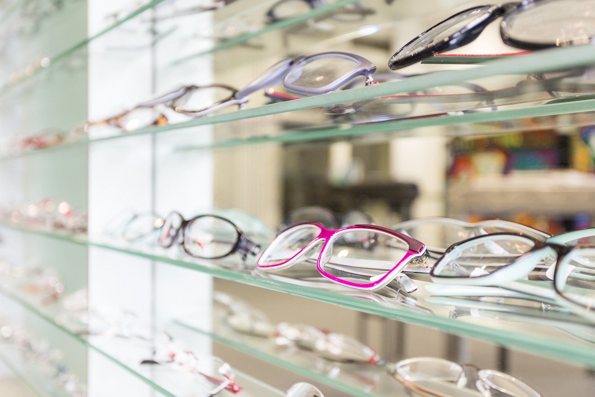 Gleitsichtbrillen beim Optiker (Bildquelle: Bild von martinlutze-fotografie auf Pixabay) Gleitsichtbrillen beim Optiker (Bildquelle: Bild von martinlutze-fotografie auf Pixabay)
