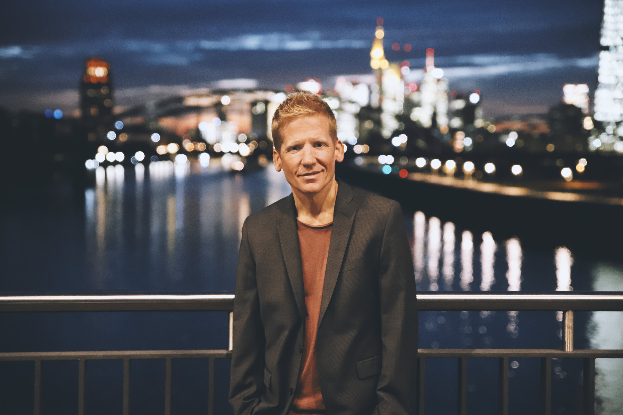 Henrick Clausing vor Frankfurts Skyline Henrick Clausing vor Frankfurts Skyline