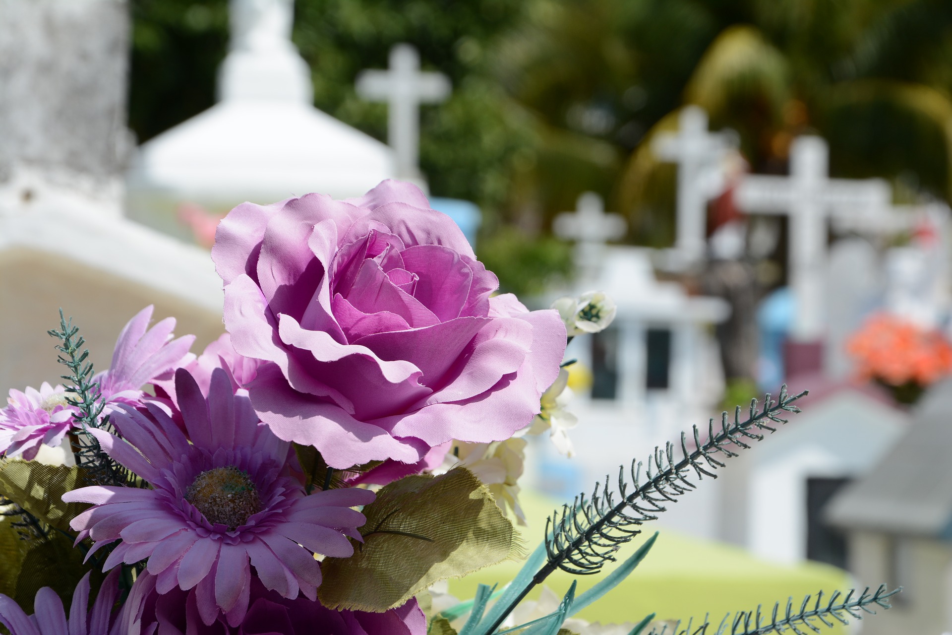 Blumenstraußauf dem Friedhof (Bildquelle: Bild von vlanka auf Pixabay) Blumenstraußauf dem Friedhof (Bildquelle: Bild von vlanka auf Pixabay)