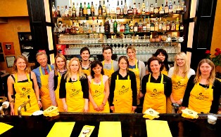 Die elf Teilnehmer des Barista-Workshops mit Nana Holthaus-Vehse und William Verpoorten Die elf Teilnehmer des Barista-Workshops mit Nana Holthaus-Vehse und William Verpoorten