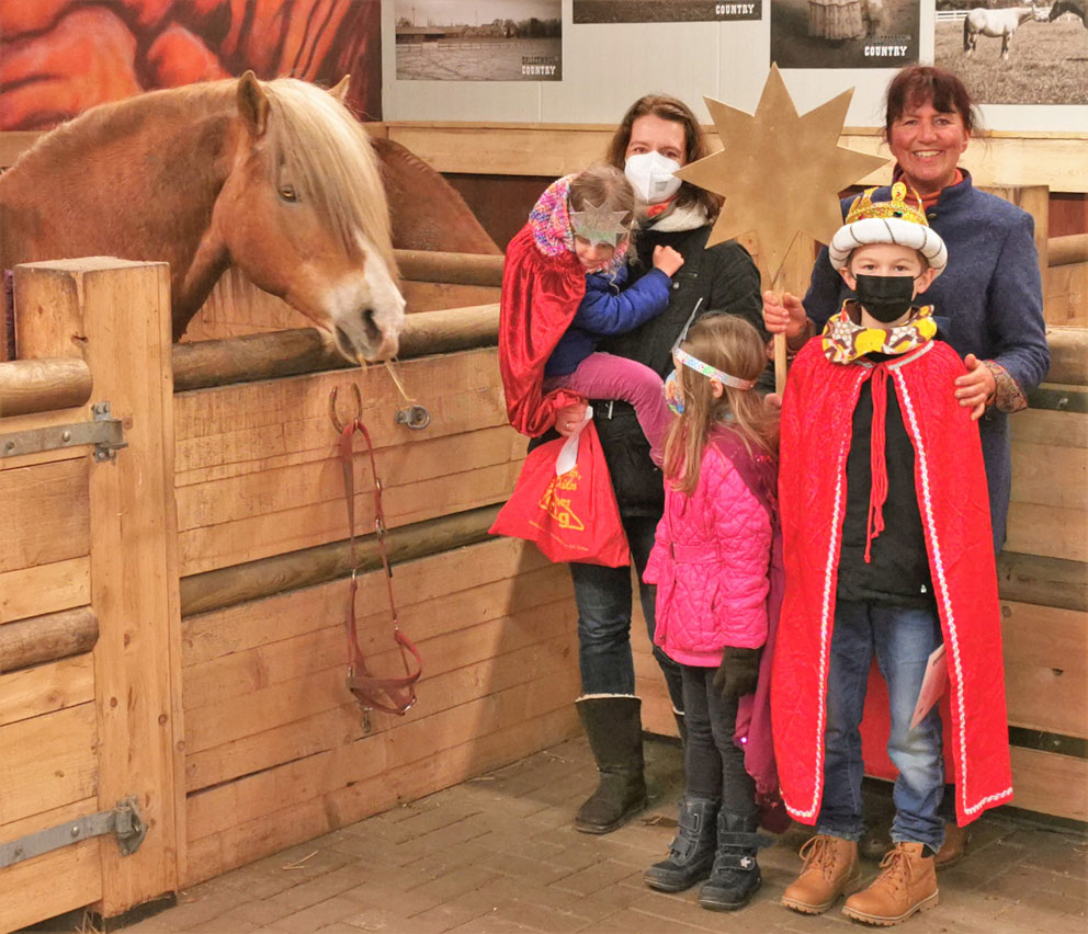 Annette Engelhardt (hi. re) und die Sternsinger aus Sulingen auf der Ballermann Ranch