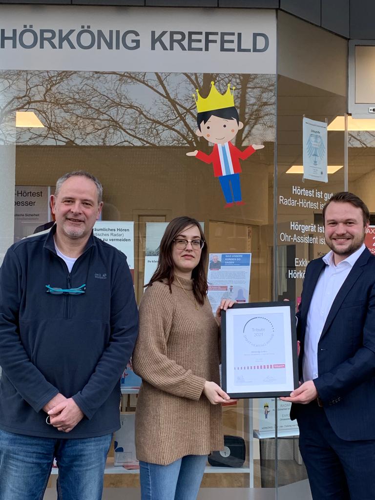Carina Lawatzki und Andreas Lindackers (Hörkönig) erhalten den Preis von Sebastian Wülfing (GN,re.) Carina Lawatzki und Andreas Lindackers (Hörkönig) erhalten den Preis von Sebastian Wülfing (GN,re.)