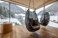 Adlerhorstschaukeln in der Adlerhorstsuite (Naturhotel Rainer) Adlerhorstschaukeln in der Adlerhorstsuite (Naturhotel Rainer)