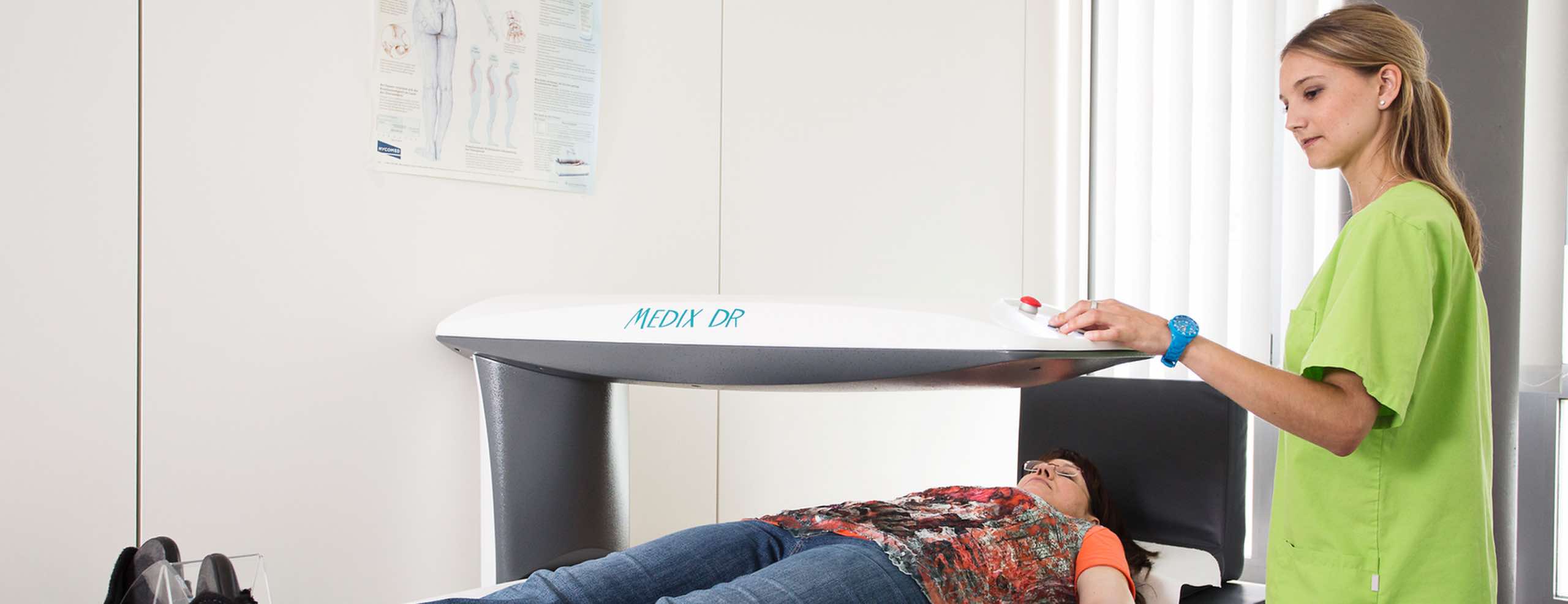 Knochendichtemessung kann zur Früherkennung von Osteoporose beitragen.
