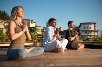 Yoga am Koiteich (c) Bernhard Bergmann (Hotel Larimar) Yoga am Koiteich (c) Bernhard Bergmann (Hotel Larimar)