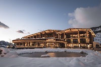 Hotel Granbaita in verschneiter Landschaft (Hotel Granbaita Dolomites)