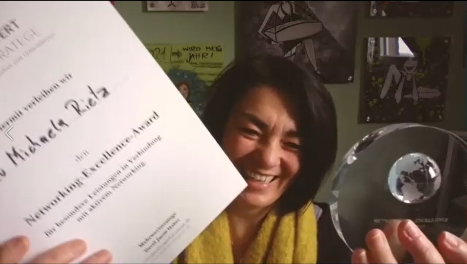 Michaela Rietz mit Urkunde und Award Michaela Rietz mit Urkunde und Award