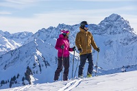 Die Aussicht auf die Berge bei einer kurzen Skifahrpause genießen (c) Frank Drechsel (Genuss & Aktiv