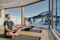 Yoga in der Brüüge (c) Alex Kaiser (Genuss & Aktivhotel Sonnenburg - Kleinwalsertalhotels)