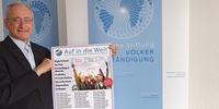 Dr. Michael Eckstein mit den AUF IN DIE WELT-Messen 2022 (Foto: Stiftung Völkerverständigung)