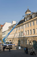 Mit ihrem langen Korbarm überbrückt die Lkw-Arbeitsbühne von System Lift passgenau das Dach des Stad Mit ihrem langen Korbarm überbrückt die Lkw-Arbeitsbühne von System Lift passgenau das Dach des Stad