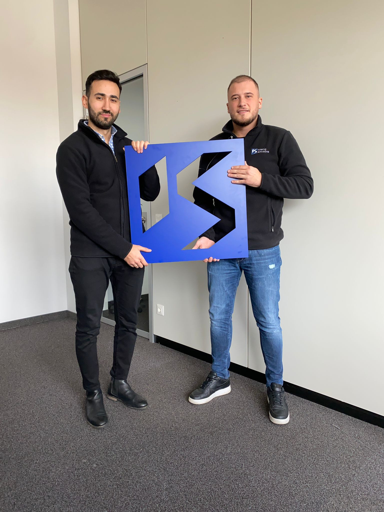 Anil Ugurlu und Enes Kehonjic im neuen Büro von KS AT koenig.solutions in Wien