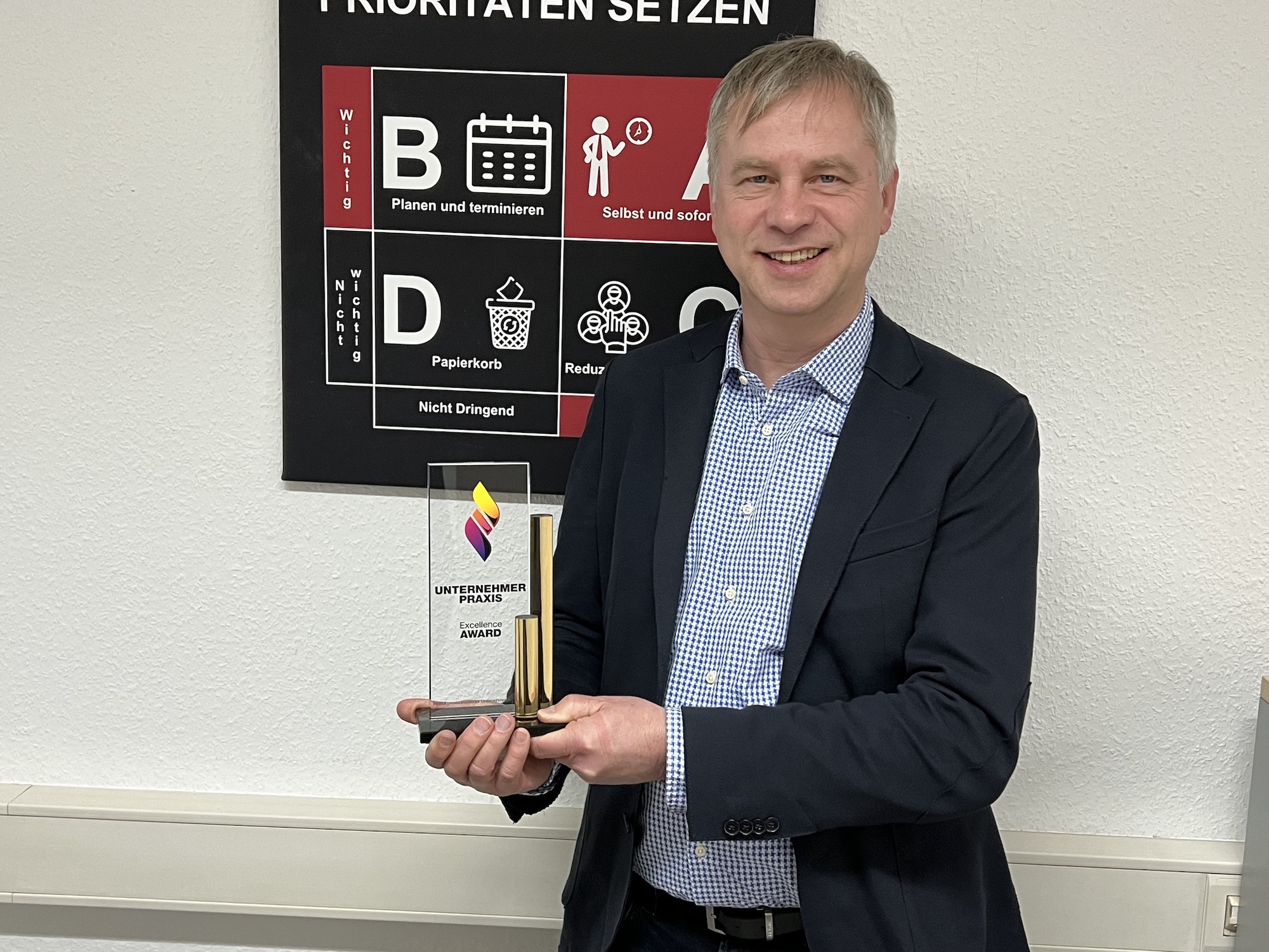 Till Runte nimmt den Unternehmer Praxis Award vom Institut praxisorientierter Unternehmer entgegen. (Bildquelle: Clemens Adam)