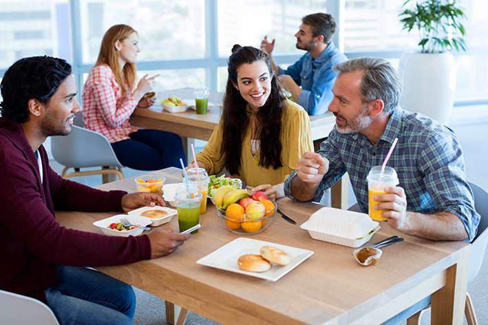 Networking in der Betriebskantine (Bildquelle: WavebreakMediaMicro/stock.adobe.com)