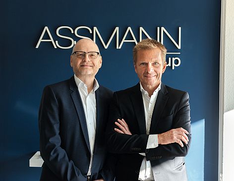 v.l.n.r.: Lothar Schwemm löst Stephan Assmann als CEO der Assmann Group ab (Bildquelle: Assmann Group)